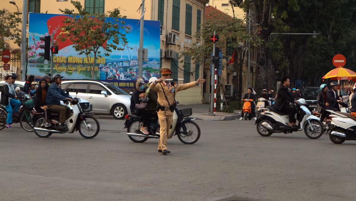 Các cảnh sát giao thông vất vả để phân làn.