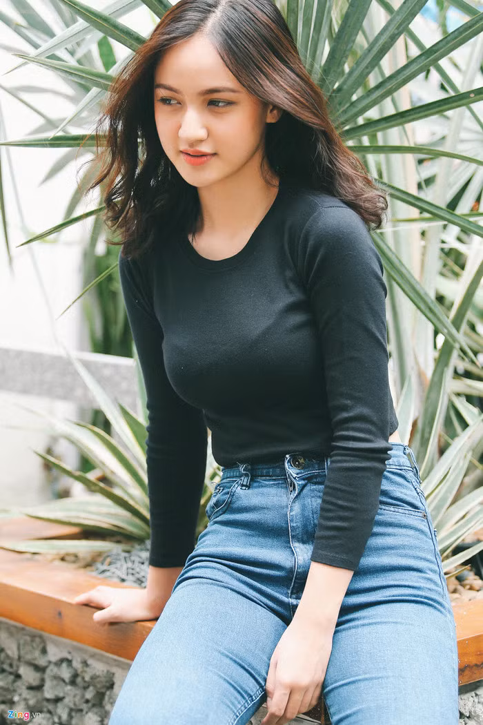 Ngắm nhìn Mai Tây nhiều dân mạng phải thốt lên rằng: "Đây đích thị là búp bê sống mà Việt Nam đang sở hữu. Gương mặt không chút tì vết cùng với đó là thân hình cân đối vừa vặn, có thể nói trong tương lai nếu theo con đường nghệ thuật, cô gái 10X này còn tiến xa và nhiều anh chị lớn phải dè chừng".