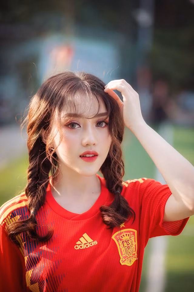 Đào Thị Thùy Dung hay còn biết đến với biệt danh "Bí Lùn Madridista" là nhân vật không còn xa lại gì với NHM CLB Real Madrid tại Việt Nam và cả cộng đồng mạng bởi tình yêu bóng đá cháy bỏng cùng vẻ ngoài xinh đẹp hút hồn của mình.