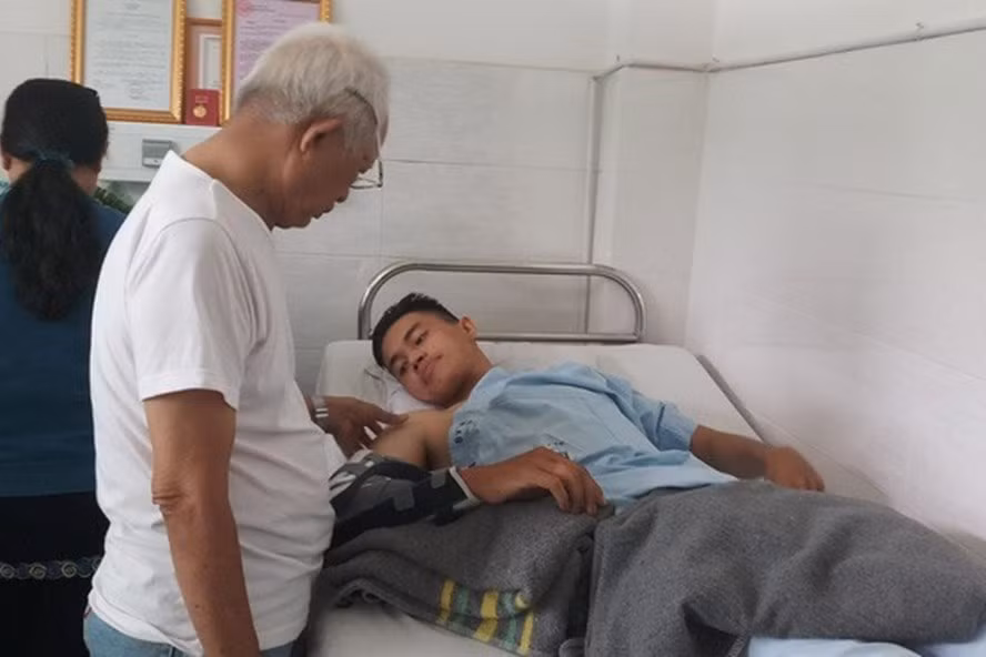 Ông Sáu động viên, chăm sóc con trai