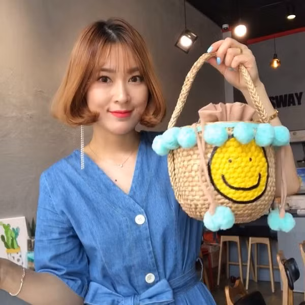 Mái tóc "gáo dừa", mắt ti hí nhưng điểm gây ấn tượng nhất chính là nụ cười vô tư, hồn nhiên và vô cùng đáng yêu là đặc sản giúp bé Hye Ju nổi tiếng trên mạng xã hội.