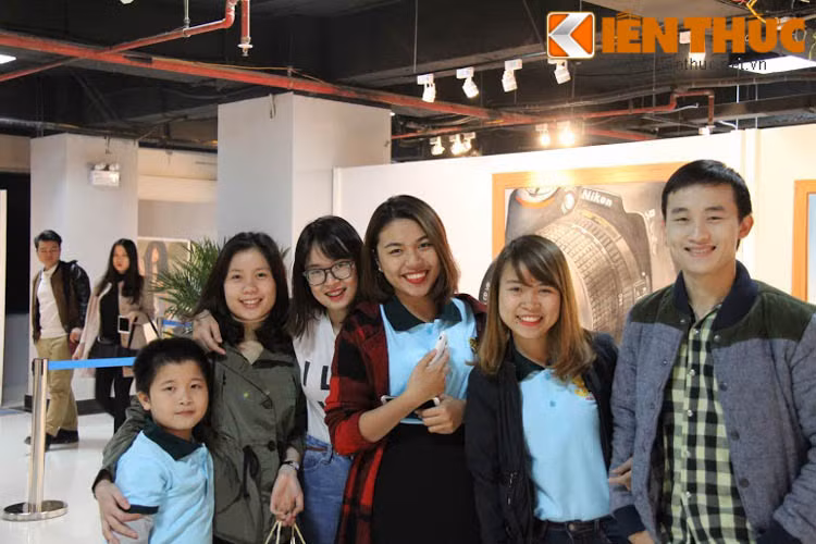 Rất nhiều nam thanh nữ tú Thủ đô cũng tranh thủ cơ hội này để có cho mình những bức hình 3D đẹp và lạ mắt.