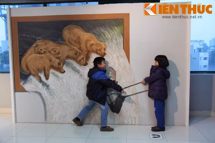 Tất cả các ý tưởng này khiến các bạn trẻ Hà thành bị cuốn hút và tha hồ tạo ra những bức hình như thật.