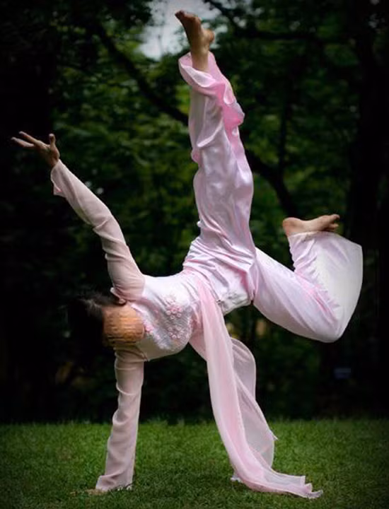 Chắc chỉ có Dương Quá của nhà văn Kim Dung mới "hiểu nổi" được thế võ này của nữ sinh mặc áo dài.