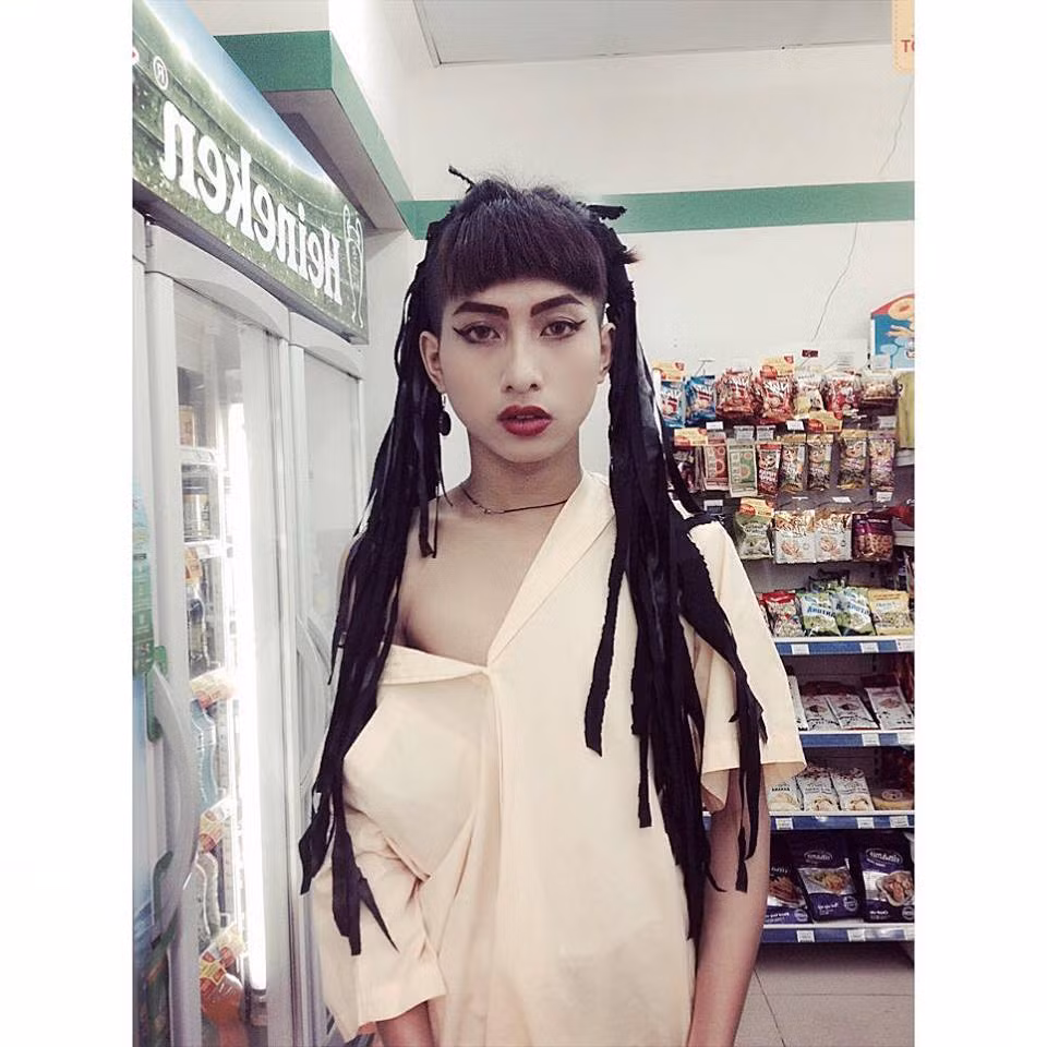 Điều đặc biệt là ngay từ những ngày đầu tiên quyết tâm thay đổi, Vinh không ngần ngại mặc những trang phục do mình tự thiết kế ra đường. Dù nhiều người chỉ trỏ, nhìn ngó nhưng chàng trai này ít khi bận tâm.