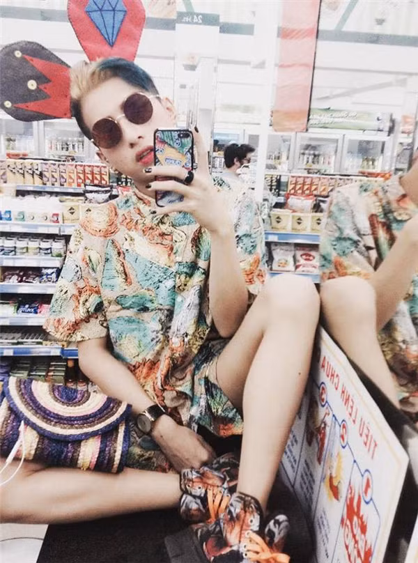 Ngoài trang phục tự thiết kế thì Xuân Vinh còn tự mình tìm cách trang điểm phù hợp với quần áo đang mặc trên người.