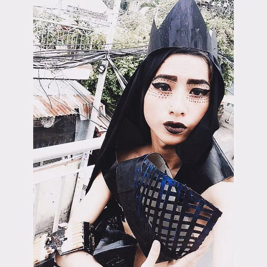 Anh chàng Lê Xuân Vinh đã lấy hình tượng gốc là nữ ca sĩ đình đám với phong cách thời trang chẳng giống ai để làm mục tiêu xây dựng hình ảnh cho mình.