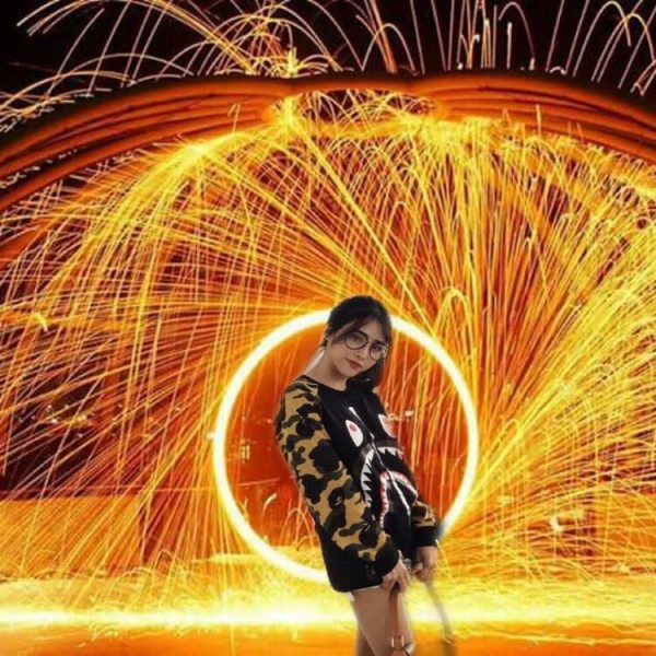 Ngay lập tức, chỉ vài giây sau, cô nàng đã nhận được về hàng chục bức ảnh do dân mạng sửa. Có thể nói là dán vào cả một album cũng không hết, chỉ có điều chất lượng ảnh thì khiến chủ nhân phải bất ngờ.