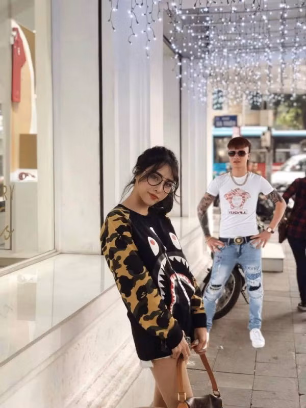 Không chỉ xóa được chiếc xe mà cô gái xinh đẹp trên có được chụp ảnh với hiện tượng mạng xã hội "khá bảnh".