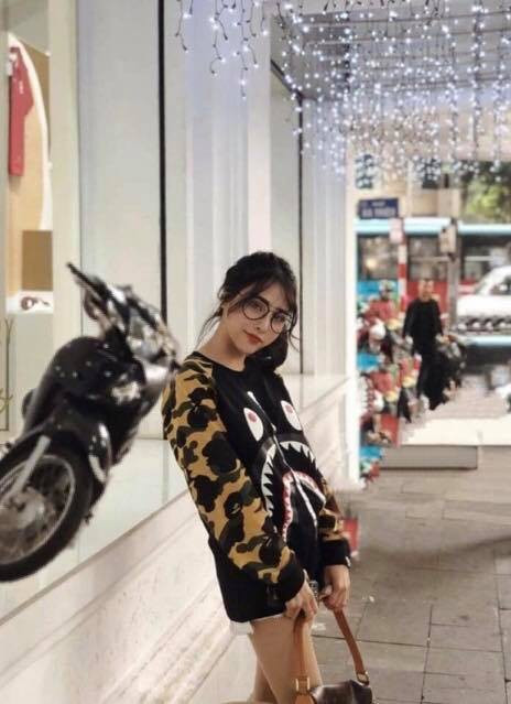 Dắt xe máy lên thềm rồi, cứ yên tâm tạo dáng là điều mà chủ nhân bức ảnh này nhắn nhủ tới cô gái đã nhờ dân mạng chỉnh sửa ảnh.