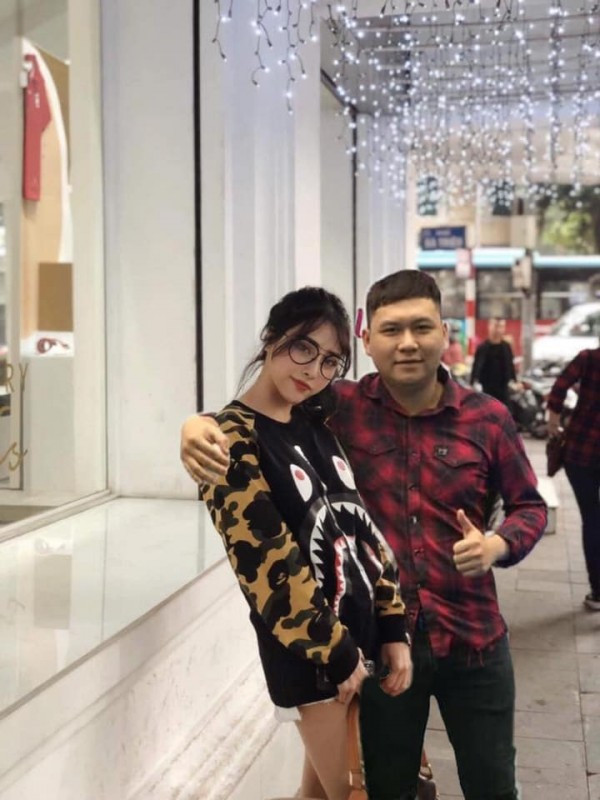 Mới đây, một cô gái xinh đẹp chụp được shoot hình đi chơi trong ngày đầu năm mới nhưng lại dính chiếc xe máy đằng sau khiến nó kém đẹp. Bởi vậy, cô nàng đã nhanh trí nhờ dân mạng sửa ảnh để giúp mình có một bức hình như ý.