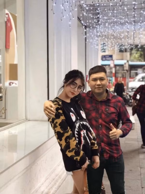 Mới đây, một cô gái xinh đẹp chụp được shoot hình đi chơi trong ngày đầu năm mới nhưng lại dính chiếc xe máy đằng sau khiến nó kém đẹp. Bởi vậy, cô nàng đã nhanh trí nhờ dân mạng sửa ảnh để giúp mình có một bức hình như ý.