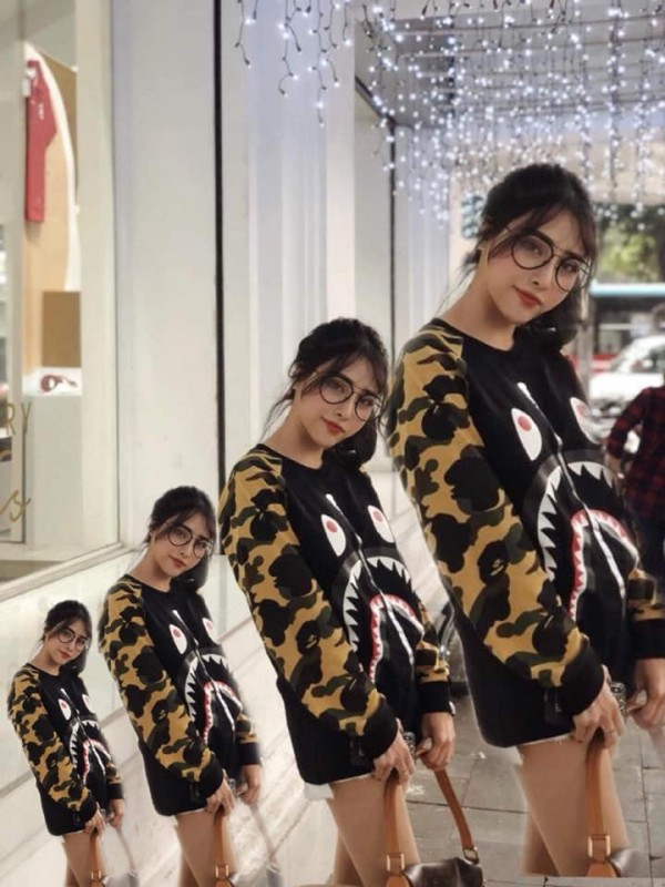 Chiếc xe thì vẫn ở đó nhờ sự che khuất bởi cô gái này được nhân bản theo các kích cỡ.