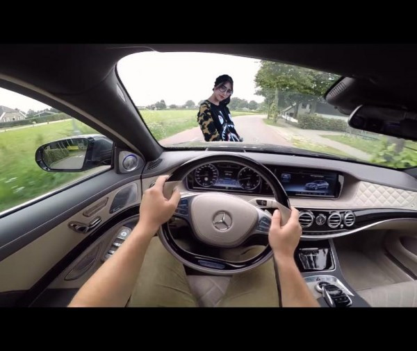 Thậm chí nhiều dân mạng còn đưa cô gái này tạo dáng trước đầu ô tô.