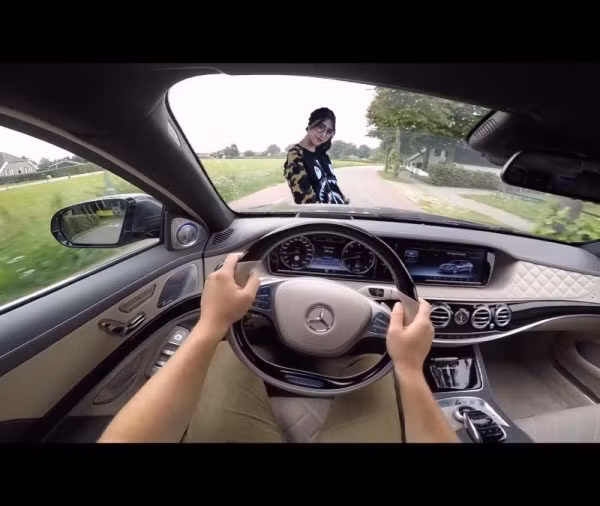 Thậm chí nhiều dân mạng còn đưa cô gái này tạo dáng trước đầu ô tô.