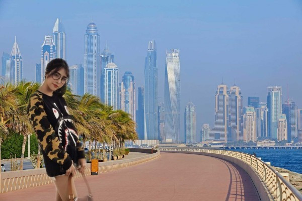 Cụ thể trong bài đăng của mình, cô gái có viết: "Nhờ ai photoshop xoá giúp em xe máy với ạ, cả đưa em lên chỗ nào sang chảnh chút thì càng tốt, tiện thể em chưa có người yêu nha, anh nào photoshop đẹp thì...."