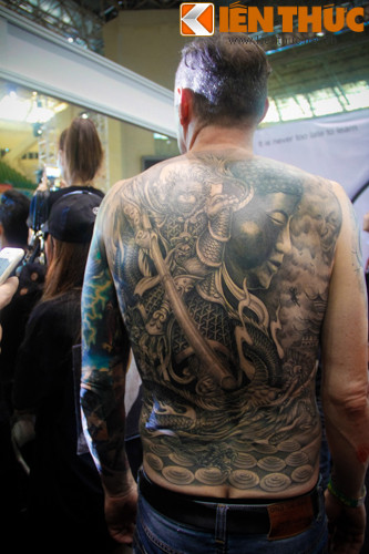 Một anh chàng đến từ Nga với hình xăm 3D đen trắng khiến nhiều người khá ngưỡng mộ.