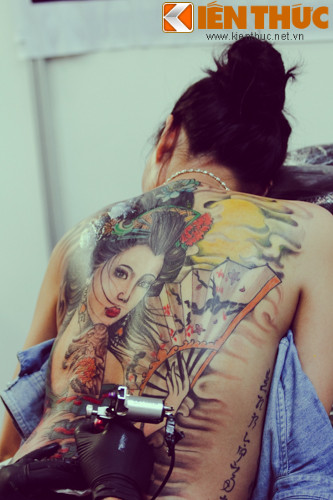 Lễ hội xăm hình lần này lần đầu tiên được tổ chức tại Hà Nội, nó đã thu hút hơn 100 gian hàng của các nghệ nhân xăm nổi tiếng đến từ nhiều tỉnh thành trong nước cũng như quốc tế về tề tựu.