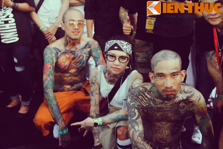 Na Bia (giữa) nữ thợ xăm từng khiến dân mạng phát sốt bởi những hình xăm cực độc đáo và cuộc sống khá "dị" cũng góp mặt trong ngày hội Hanoiink Fes 2016.
