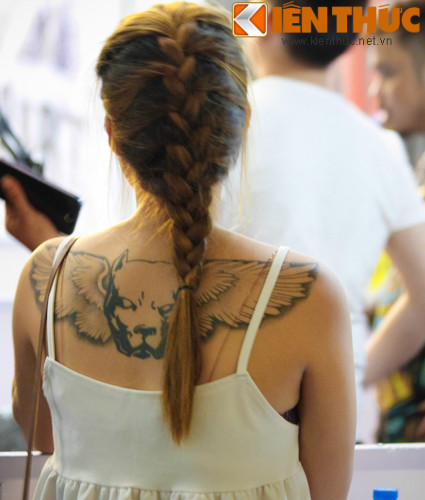 Cô bạn đến từ Hải Phòng có nickname Shizuo đã tậu ngay cho mình một hình xăm khuôn mặt một con chó và thêm vào đó là đôi cánh vô cùng sáng tạo.