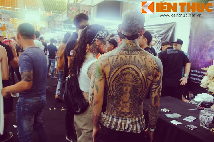 Ngày hội hình xăm Hanoiink Fes 2016 diễn ra từ 23/6-24/6/2016 tại khu liên hợp thể thao Quần Ngựa - Hà Nội. Ngoài những hình xăm các bạn trẻ cũng có thể tới đây để ngắm những chiếc xe ô tô và mô tô phân khối lớn tuyệt đẹp được trưng bày trước cửa.