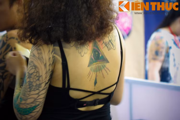 Trai xinh, gai dep Ha thanh tu hop tai le hoi xam hinh