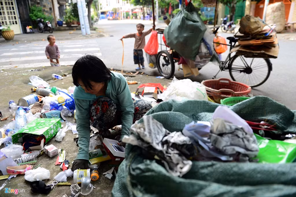 Cuộc sống trớ trêu và đầy vất vả nhưng chị không một lời than vãn. Chị dành tất cả tình yêu thương của mình cho mẹ và 3 đứa con.