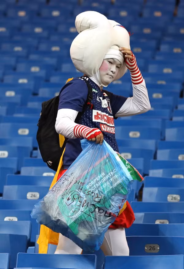 Các cổ động viên không ngần ngại cúi xuống dọn rác sạch sẽ khu vực khán đài dù nước mắt vẫn chảy trên gương mặt.