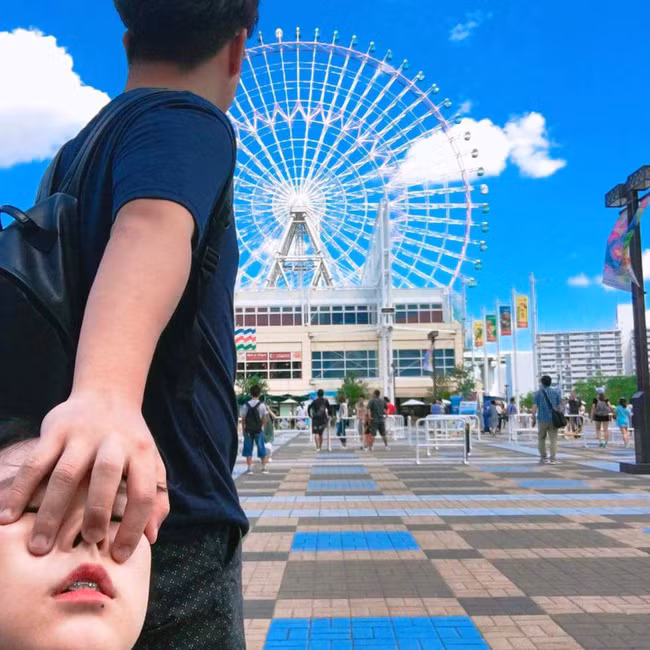 Thay vì để nhân vật nữ là nhân vật chính của bức ảnh, chàng trai lại là người đi trước. Bên cạnh đó, thay vì cái nắm tay ngọt ngào, cặp đôi người Hàn Quốc lại chọn cách thức "bạo lực" hơn là nắm cả mặt, cũng như là véo tai, túm tóc