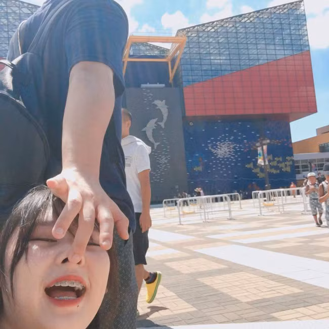 Biểu cảm của cô bạn Jang Mi chính là một yếu tố giúp bức ảnh thêm phần hài hước. Sau khi được đăng tải, nó đã nhận được sự chú ý rất lớn, ai nấy đều tỏ ra thích thú và hứa hẹn họ cũng nhất định phải chụp cho mình một album độc như thế này nếu đi du lịch cùng người yêu.