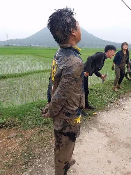 Dù đã lao xuống ruộng nhưng anh chàng này vẫn hiên ngang, thể hiện thần thái của mình.