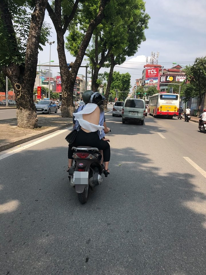 Mới đây, sau những ngày ngập lụt đỉnh điểm, thời tiết Hà Nội đã có nắng trở lại và đây là thời điểm thuận lợi để chị em xuống phố với trang phục hở lưng táo bạo.