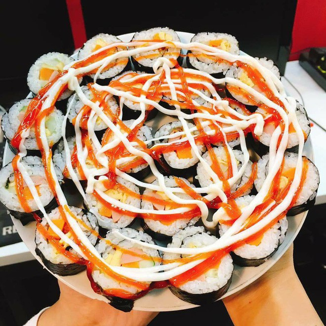 Trong bài chia sẻ của mình, Thuy Ngoc Nguyen có viết rằng: "Em có cái thú vui nào tao nhã bằng việc nấu cơm cho người yêu ăn. Thế là sáng em nấu cơm cho vào hộp gửi cho anh ăn trưa. Chiều em qua nấu cơm cho anh ăn rồi rửa cái cà mên anh ăn từ trưa (thôi cũng được vì em cũng thích rửa bát), nửa đêm rảnh rang lại lôi bột, lôi trứng ra làm bánh sáng đi làm ăn."