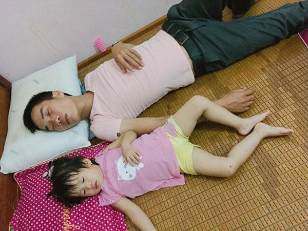 Dáng ngủ của bố và con gái thật giống nhau và khiến các bà mẹ có chút "tổn thương" không hề nhẹ.