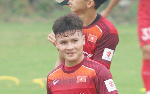 Việc bị chỉ trích về phong độ của Quang Hải thời gian qua còn bị gắn với việc tiền vệ này chăm làm quảng cáo kiếm tiền hơn đá bóng.