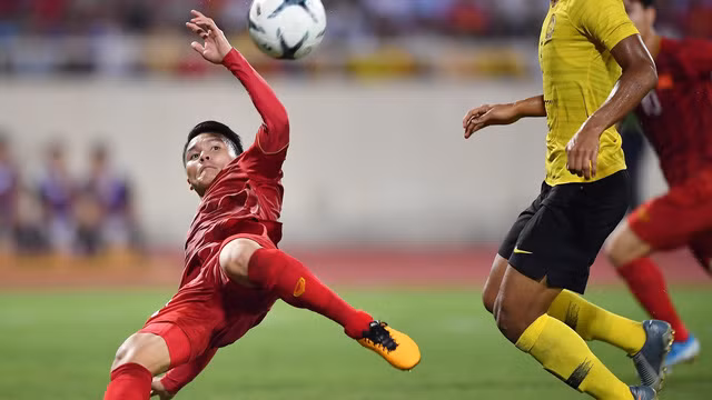 Chính việc bị xếp đá sâu, Quang Hải không thể phát huy tốt nhất những tinh túy của mình. Đặc biệt là những cú thoát xuống và dứt điểm thông minh như trong trận đấu với Malaysia vừa qua.