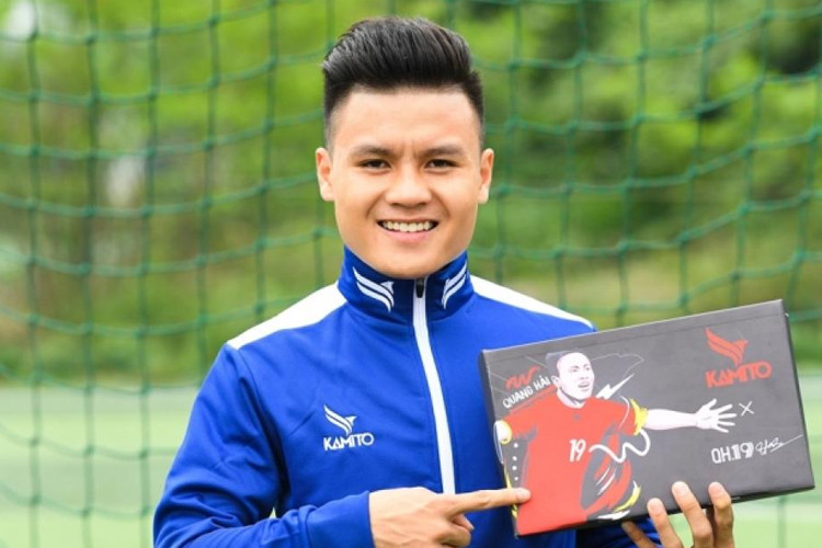 Tuy nhiên, nếu nhìn vào những gì đã thể hiện việc Quang Hải làm quảng cáo cho các nhãn hàng là điều khá bình thường. Nhưng để nói tiền vệ đội tuyển Việt Nam mất phong độ vì mải làm hình ảnh là quy chụp và phiến diện.