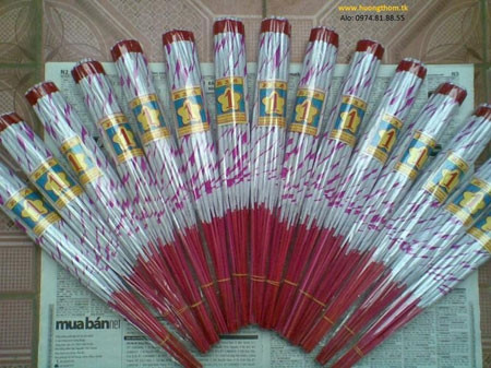 Đây chắc chắn là phần thưởng độc đáo nhất từ trước đến nay. Một cơ sở sản xuất Hương ở Đan Phượng – Hà Nội đã thưởng Tết cho mỗi nhân viên 100 ngàn đồng/người và mỗi loại hương một bó.