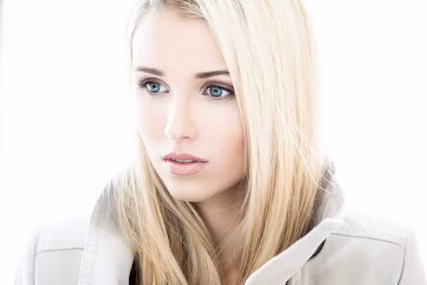 Được biết bố của Scarlett Gartmann từng là một trùm giang hồ khét tiếng của thế giới ngầm. Ông ta từng chết trong một cơn sốc ma túy khi cô lên 10 tuổi.