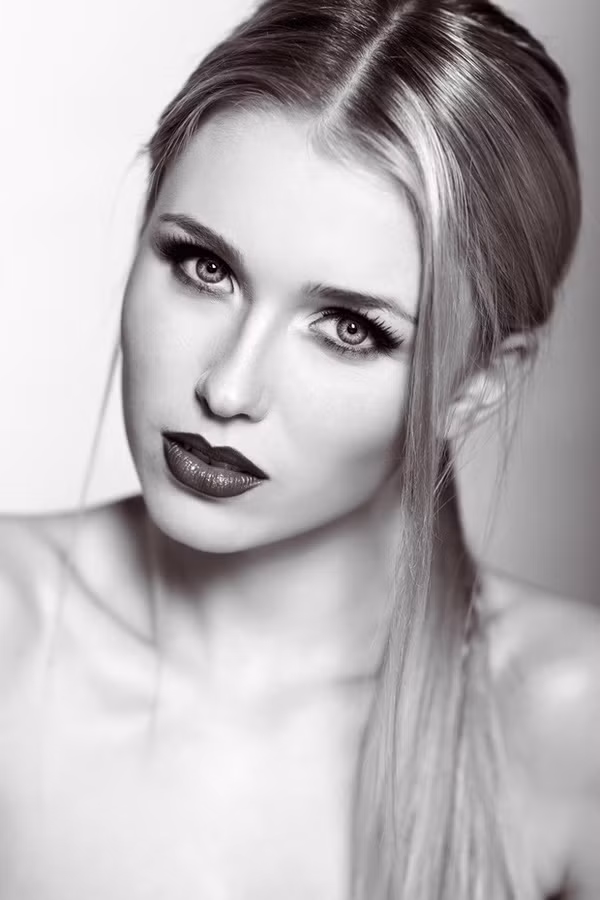 Khuôn mặt sắc sảo cùng đôi mắt vô cùng có hồn của Scarlett Gartmann.