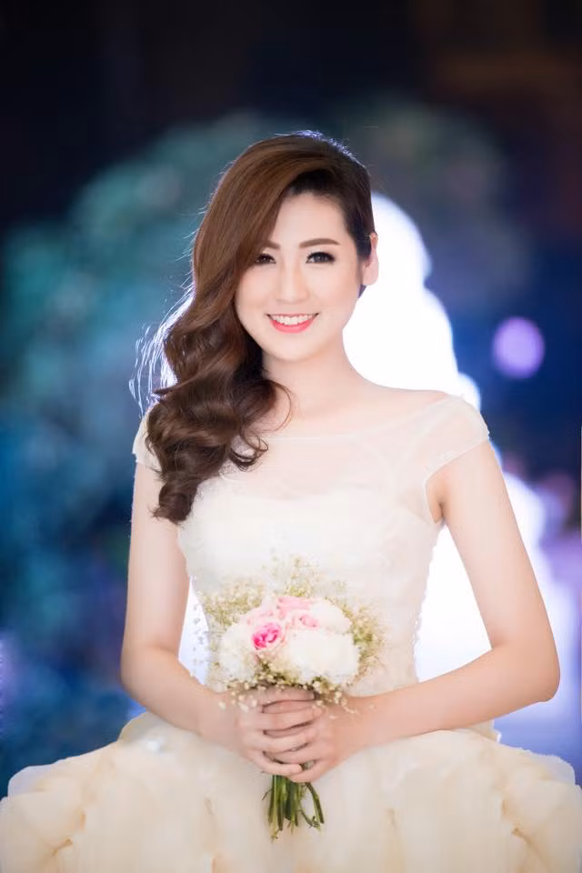 Á hậu Tú Anh nổi bật với vóc dáng cao ráo, tươi trẻ và đầy sức sống.