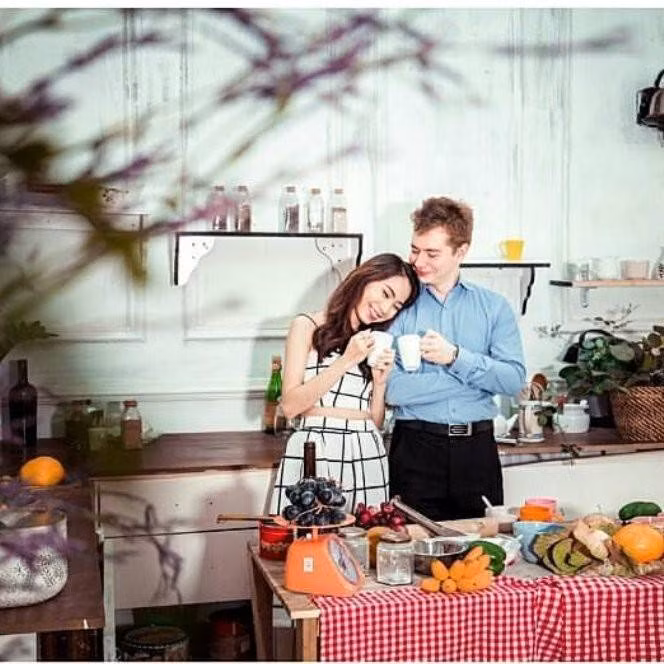 Sau khi nhận được lời tỏ tình đường đột, Mai Chu cảm thấy khá bối rối. Nắm bắt được tâm lý này, Gennady đã lên kế hoạch chinh phục trái tim người đẹp từ xa. "Anh ấy nhắn tin cho mình vào mỗi sáng và giải thích là anh nhớ em ngay khi thức dậy. Vì lúc đó mình còn đi học nên anh sẽ chỉ điện thoại vào buổi tối, trước khi mình ngủ, chỉ để hỏi ngày hôm nay của em như thế nào, anh không bao giờ quên chúc mình ngủ ngon", Mai Chu hạnh phúc kể lại.