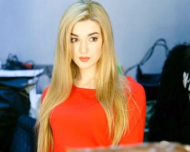 Alisa Manyonok vừa là vận động viên vừa là nữ hoàng sắc đẹp.