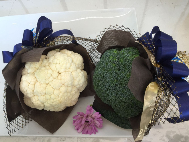 Câu chuyện kèm những hình ảnh hài hước về bó hoa súp lơ độc lạ bên trên sau khi đăng đàn ít lâu đã thu hút được rất nhiều sự quan tâm của cộng đồng người dùng mạng.