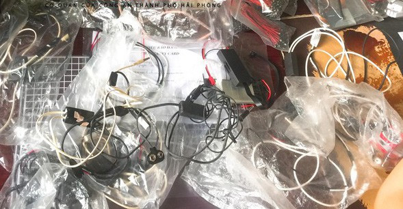 Các thiết bị gian lận thi cử tinh vi được lực lượng công an đã thu giữ tại nhà của Thành.
