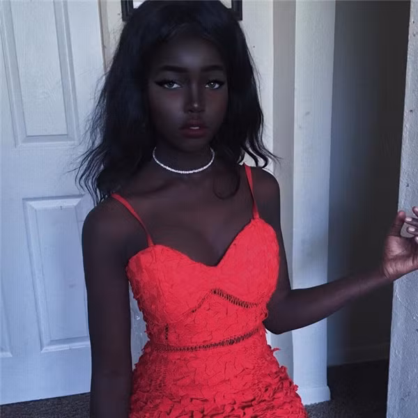 Chiếc váy đỏ khiến làn da Chocolate của Black Hannah Montana càng thêm phần nổi bật. Ảnh trong bài: Theblackhannahmontana.