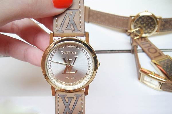 Đồng hồ luôn là món quà cực ý nghĩa và giá trị được nhiều bạn nữ văn phòng yêu thích. Nó vừa giúp đối phương của các bạn tôn lên bàn tay nhỏ nhắn và dùng để kiểm soát thời gian và sinh hoạt.