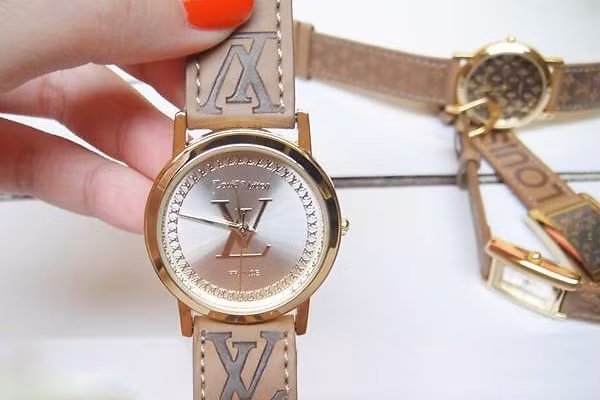 Đồng hồ luôn là món quà cực ý nghĩa và giá trị được nhiều bạn nữ văn phòng yêu thích. Nó vừa giúp đối phương của các bạn tôn lên bàn tay nhỏ nhắn và dùng để kiểm soát thời gian và sinh hoạt.