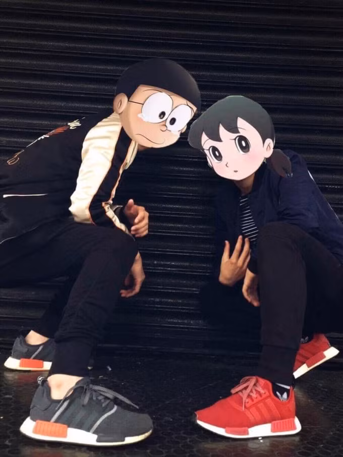 Hình thức khoe giày mà không lố được giới trẻ Việt rất thích thú.