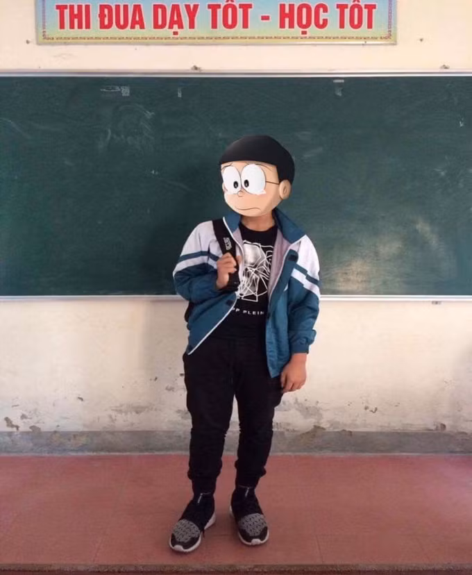 Theo tìm hiểu của phóng viên, trào lưu khoe giày theo phong cách "Nobita tìm Xuka" bắt đầu từ các thành viên trong nhóm mang tên "Thần Kinh Giày" trên Facebook.